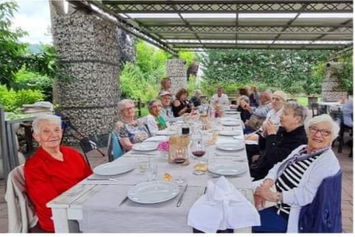 Volontari e ospiti della Casa insieme al ristorante Molino dei Frati